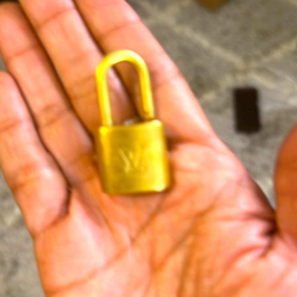 Authentic all LV lock without key 306
